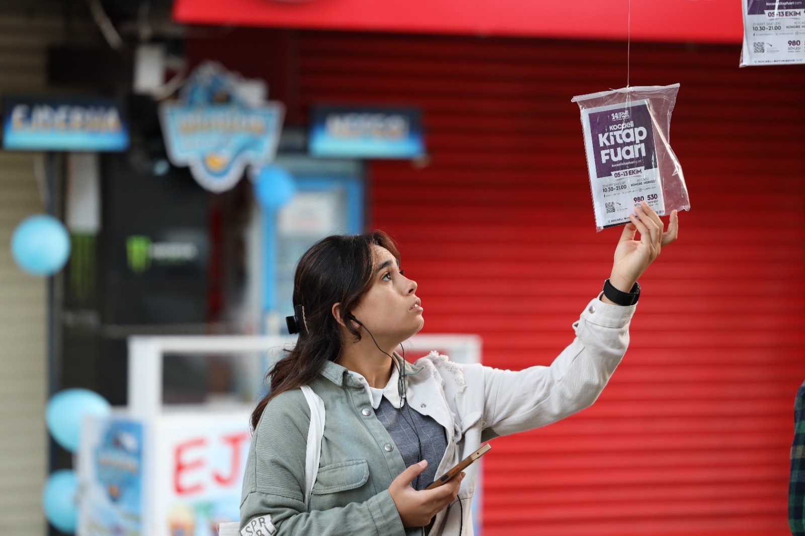 Çınar ağaçlarına asılan 5 bin kitap, dakikalar içinde toplandı / Ek fotoğraflar