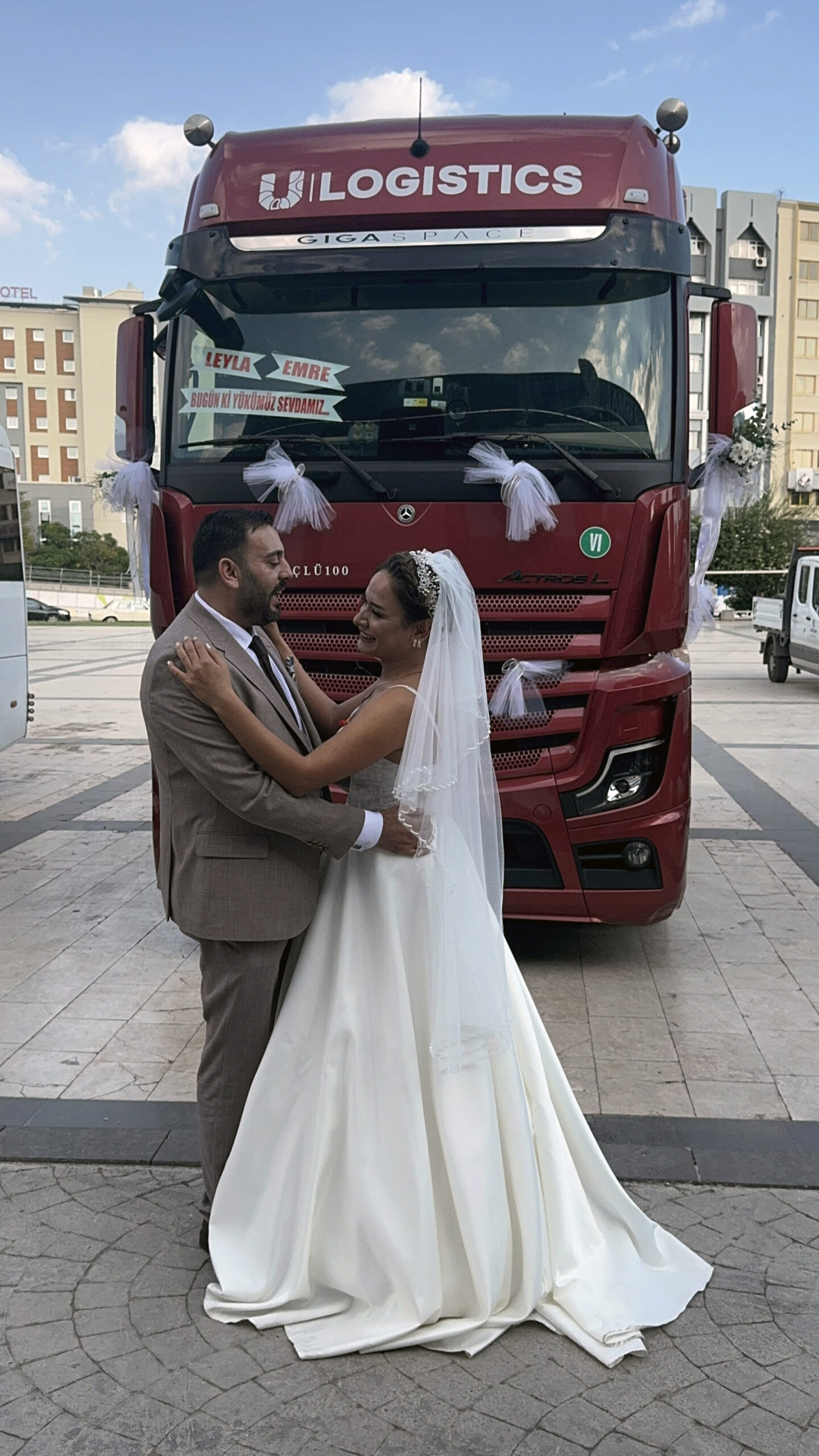 Dünyaevine giren TIR şoförü çiftten, ekmek teknelerinin önünde dans
