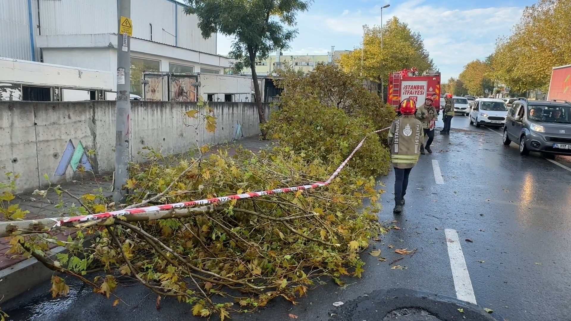 İstanbul Avcılar’da fırtına nedeniyle binanın çatısı uçtu