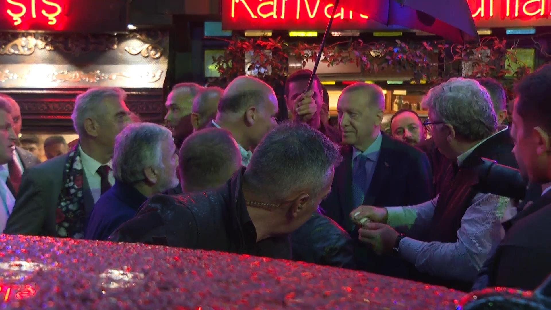 İstanbul Cumhurbaşkanı Erdoğan, Üsküdar'da esnaf ziyaretinde bulundu