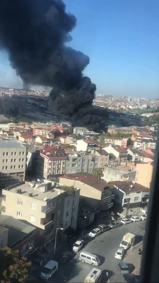 İstanbul Gaziosmanpaşa'da halı sadaki yangın kumaş deposuna sıçradı 3 // Yeni görüntülerle