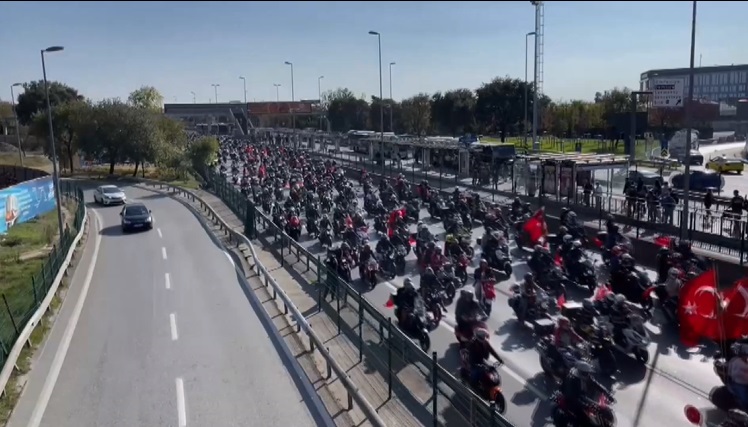 İstanbul Kadıköy'de motosikletlilerden Cumhuriyet Bayramı korteji