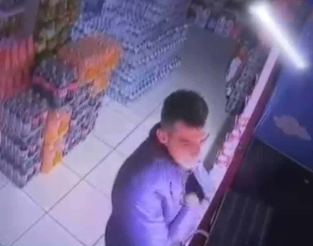 İstanbul Sultangazi'de marketten hırsızlık kamerada; 2 şüpheli polise teslim edildi