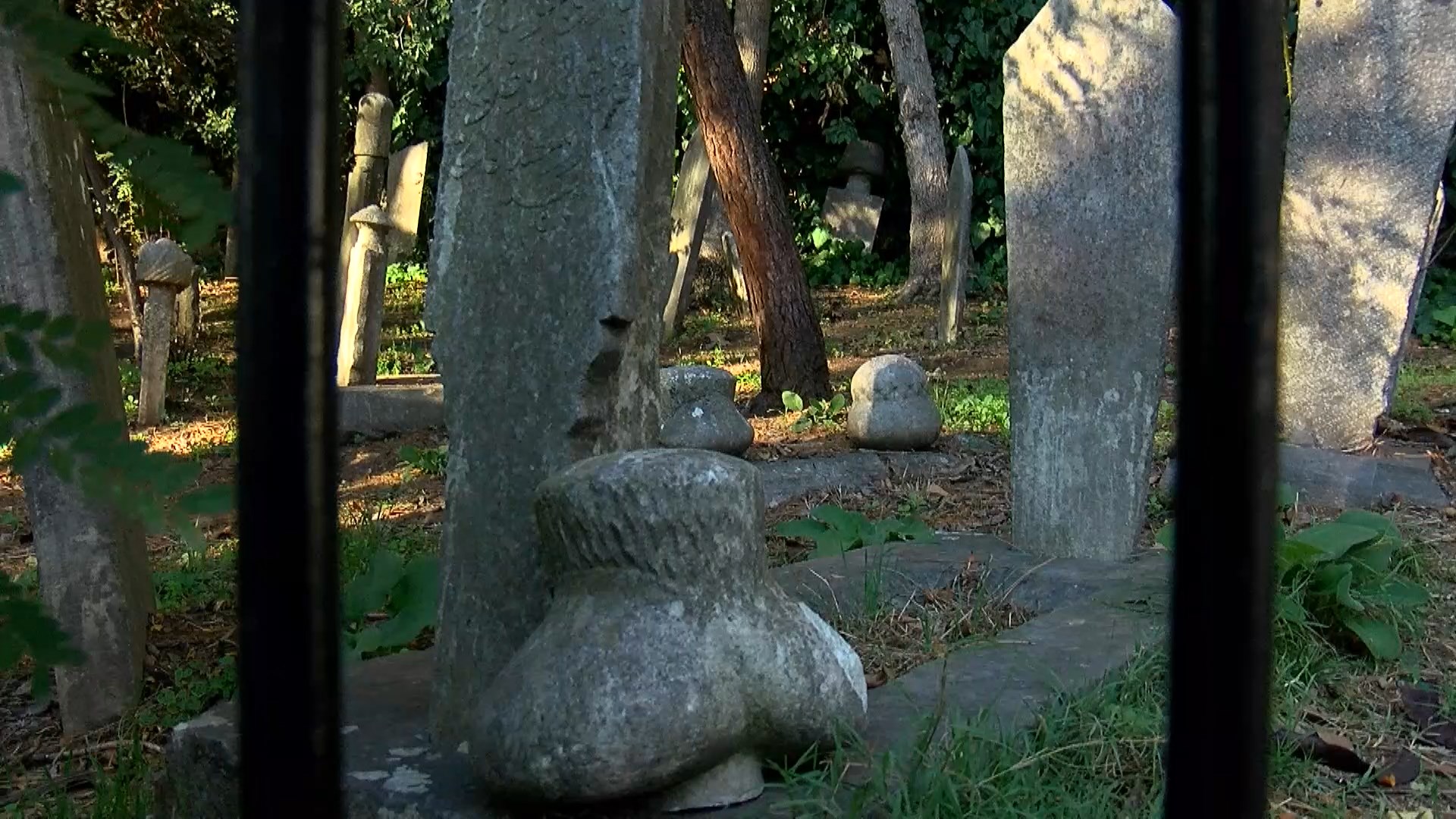 İstanbul Tarihi mezarlık harabeye döndü