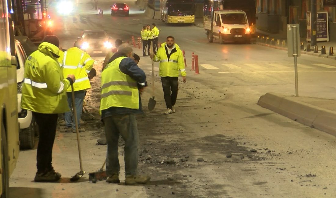 Emre KURT/İSTANBUL, – ÜSKÜDAR’da hafriyat kamyonundan yola moloz parçaları döküldü.