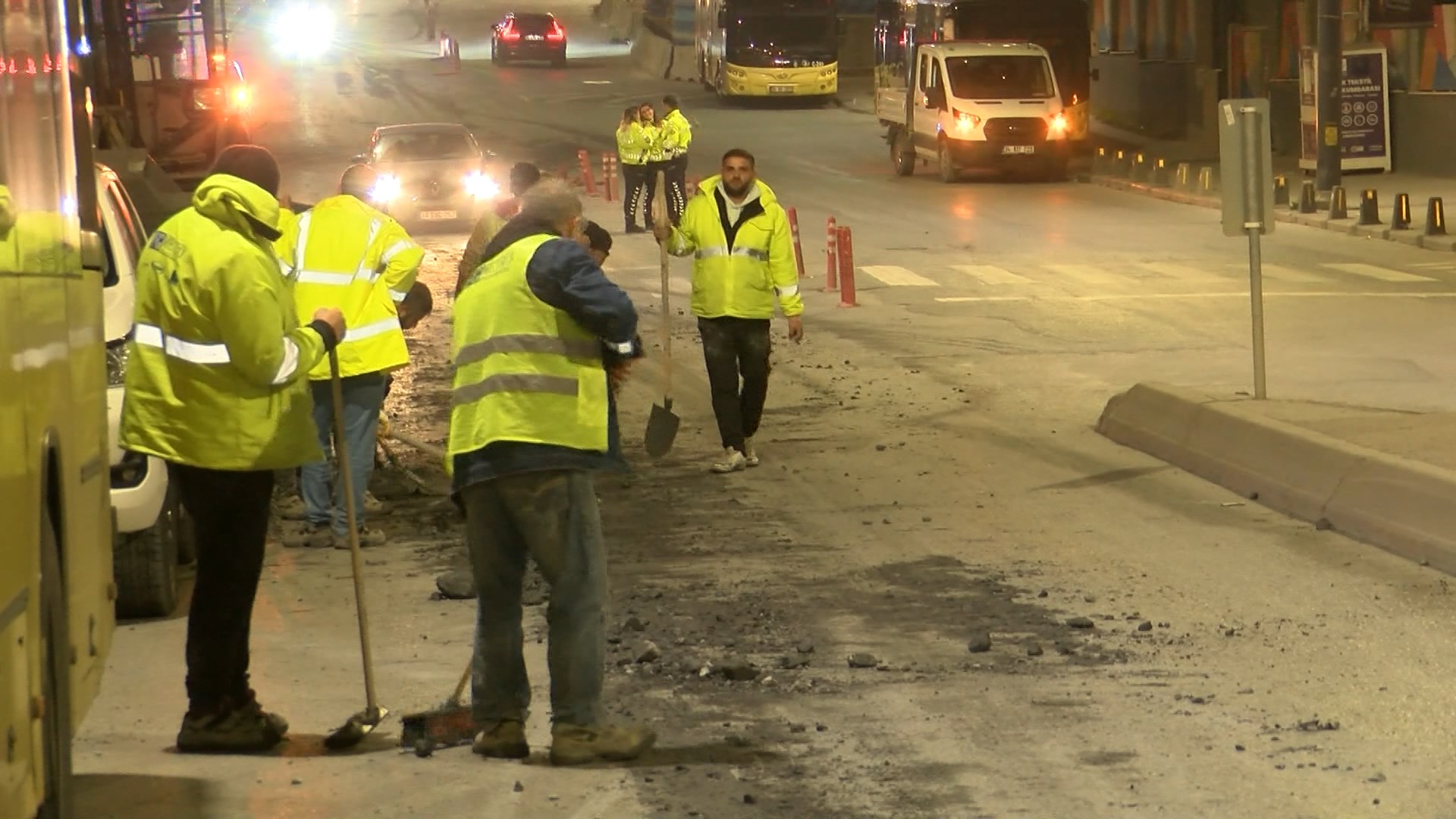 İstanbul Üsküdar’da hafriyat kamyonundan yola moloz parçaları döküldü