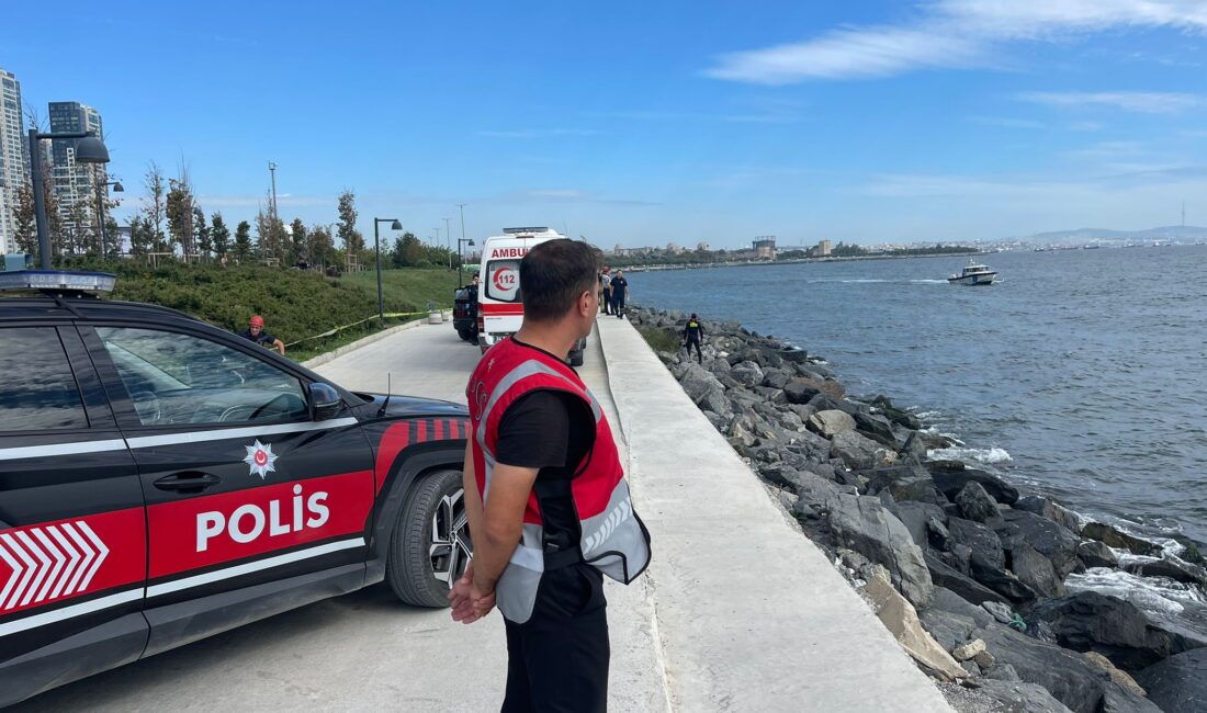 Özgür EREN/İSTANBUL Zeytinburnu’nda denize giren 11 yaşındaki Suriyeli Omer Assani