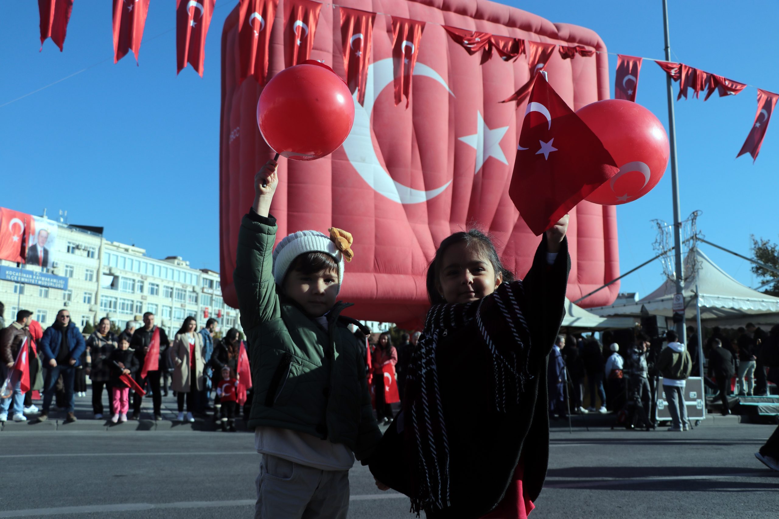 Kayseri'de 29 Ekim kutlamalarında Türk bayraklı sıcak hava balonu