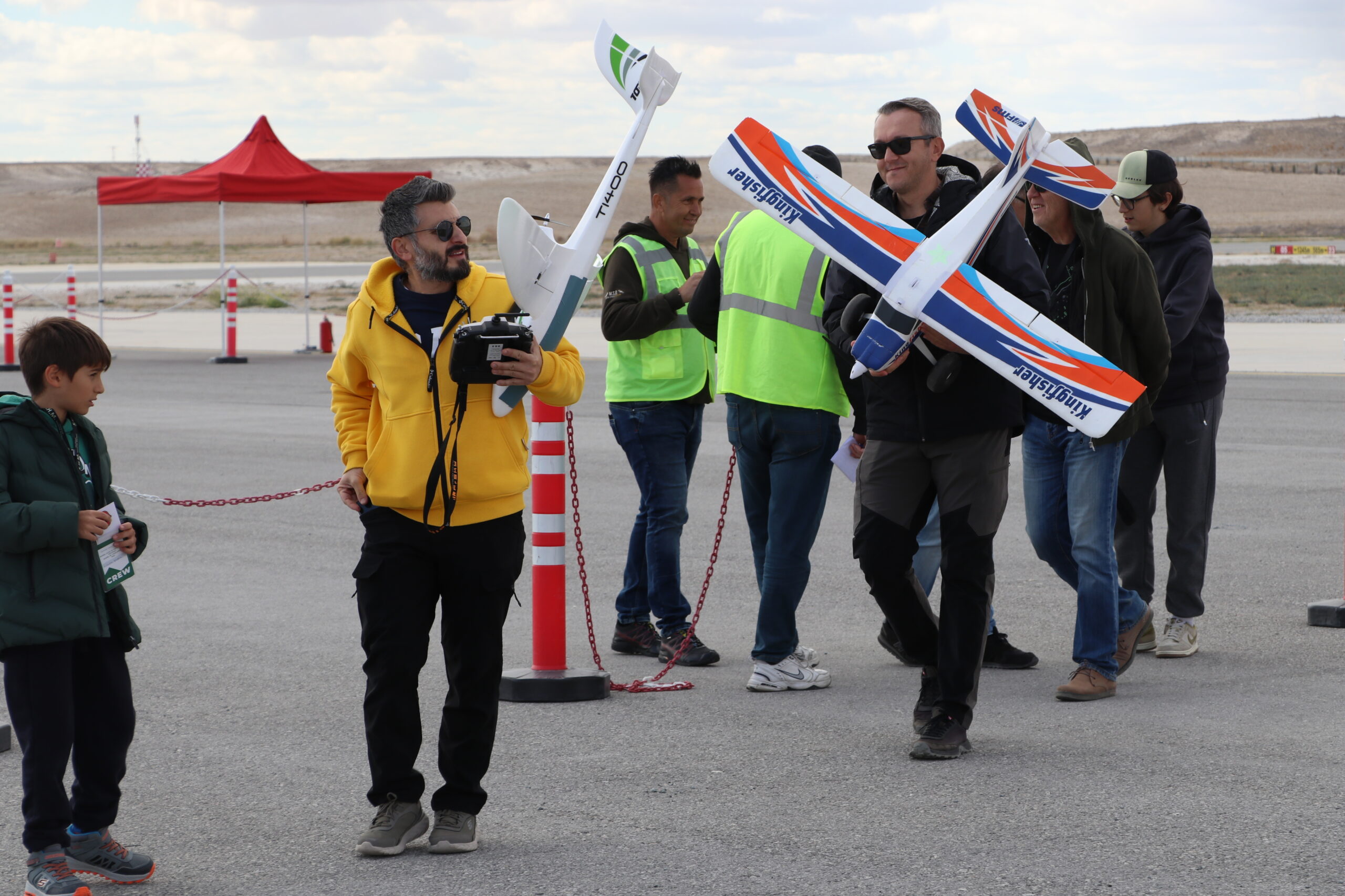 Model uçak ve helikopter tutkunları, Eskişehir'deki festivalde buluştu