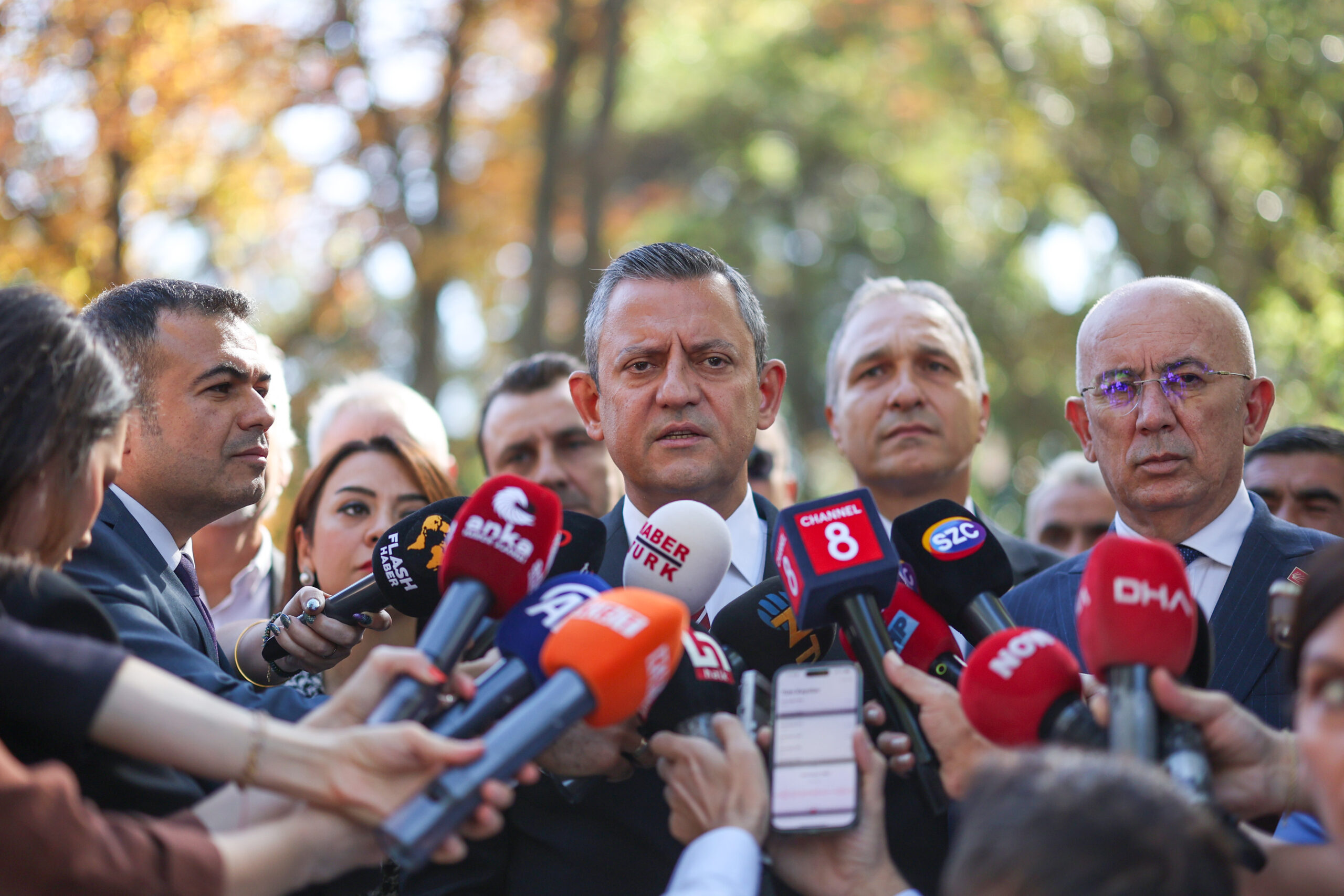 Özgür Özel: Biz Erdoğan ile mücadelede zaten ayaktayız 1 Özgür Özel: Biz Erdoğan ile mücadelede zaten ayaktayız