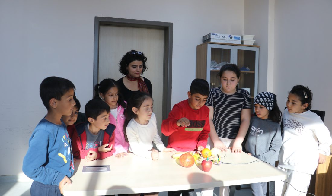 Seyfettin EKEN-Selim KAYA/DİYARBAKIR, – DİYARBAKIR’da, Bismil İlçe Gençlik Merkezi’ndeki robotik