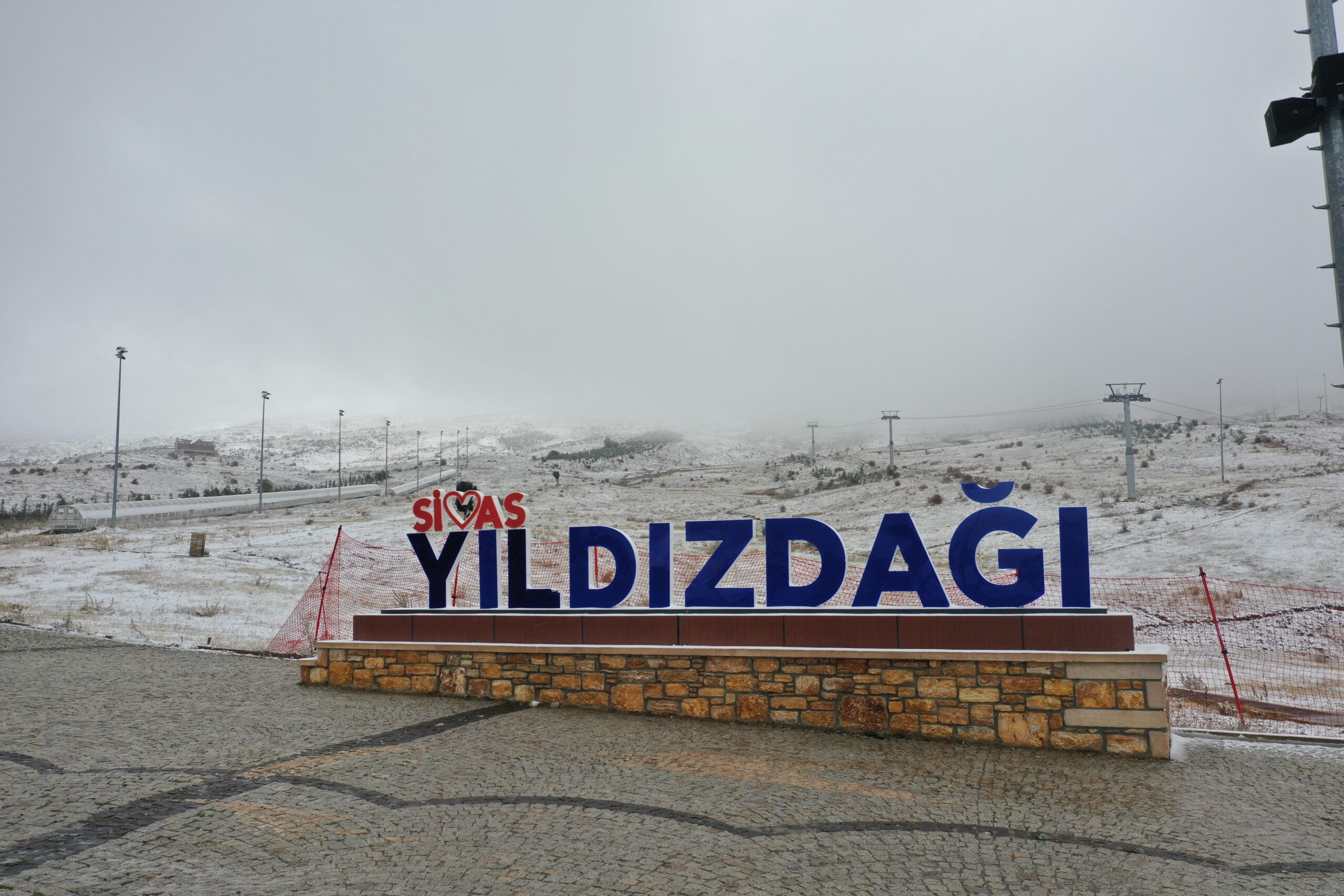 Sivas'ta Yıldız Dağı'na kar yağdı