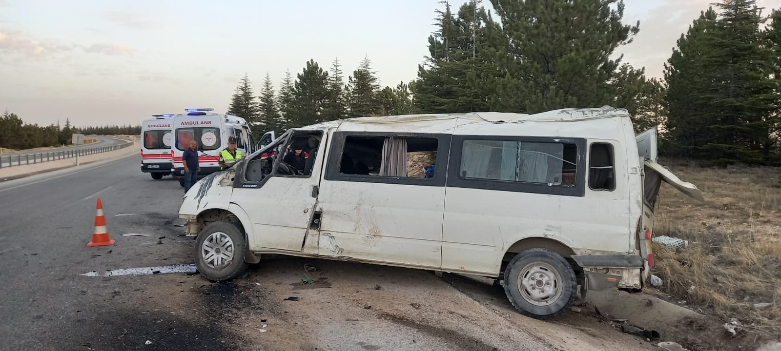 Tarım işçilerini taşıyan minibüs devrildi: 1'i çocuk 2 ölü, 13 yaralı