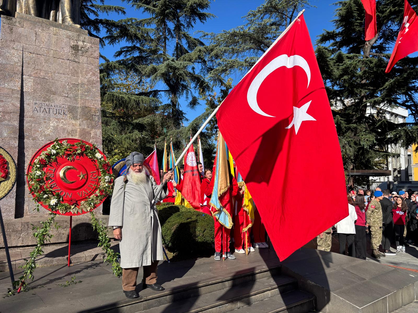 Trabzon'da 29 Ekim coşkusu; 'Bayrak dede', Türk bayrağını elinden hiç bırakmadı