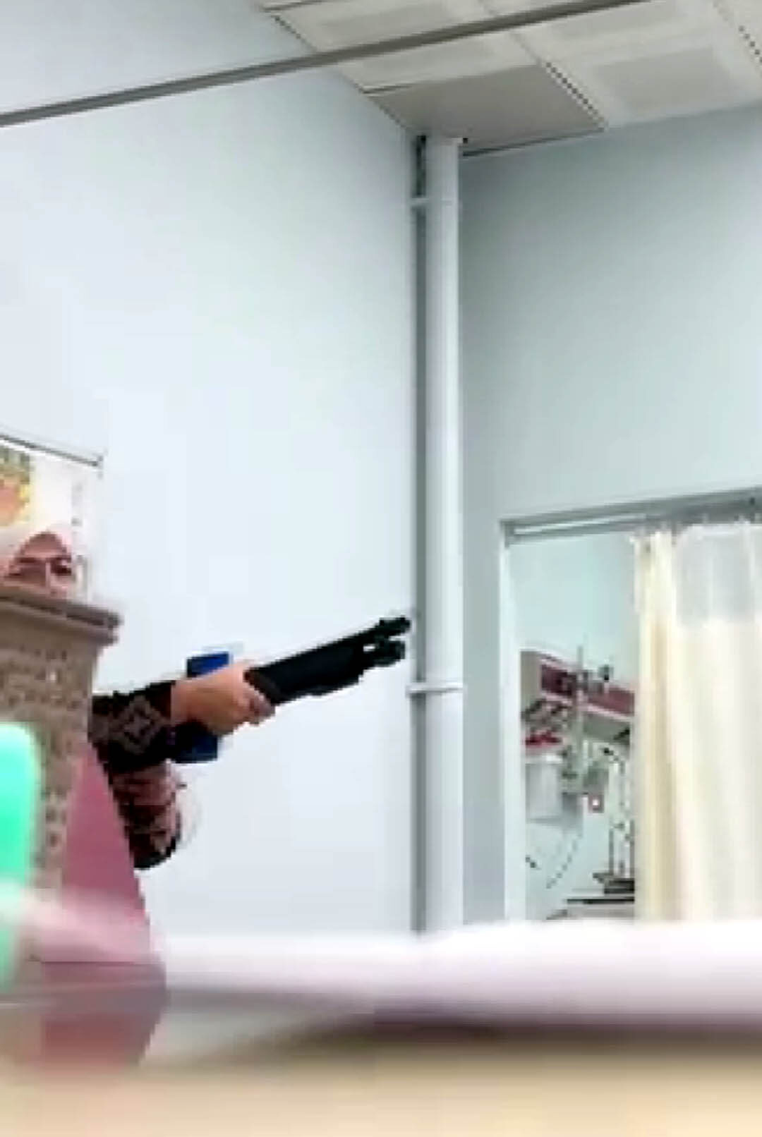 Tüfekle hastane basıp, 'çantamda bomba var' diyen kadın: Belki birileri beni öldürür diye hastaneye gittim 1 Tüfekle hastane basıp, 'çantamda bomba var' diyen kadın: Belki birileri beni öldürür diye hastaneye gittim