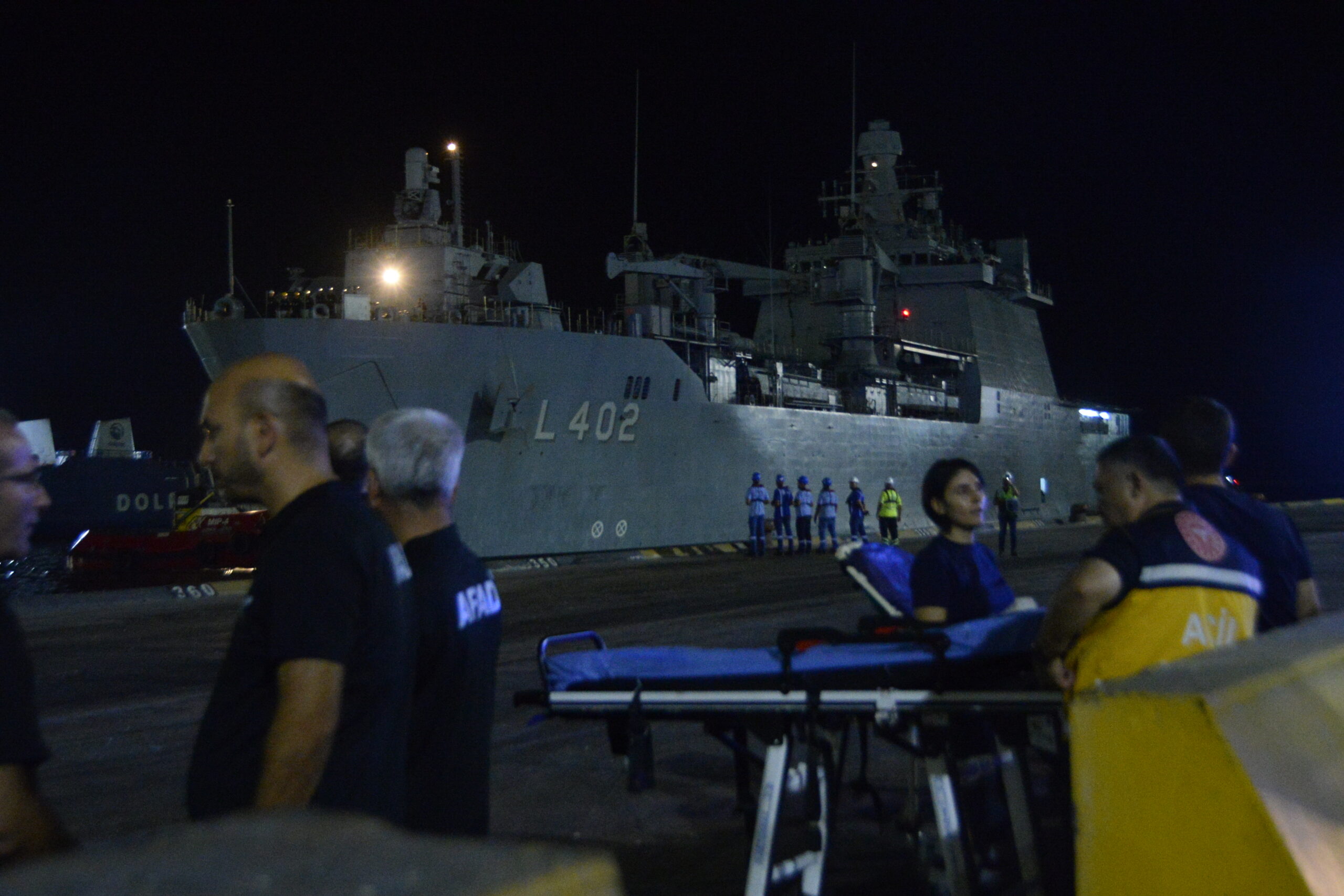 Türk vatandaşlarını taşıyan TCG Bayraktar, Mersin Limanı'na ulaştı