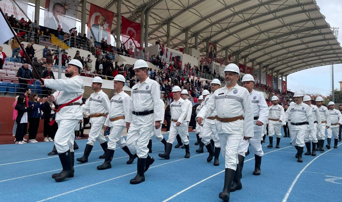 Aytaç ÖZTÜRK/ZONGULDAK, – ZONGULDAK’ta 29 Ekim Cumhuriyet Bayramı kutlamalarında madenciler,