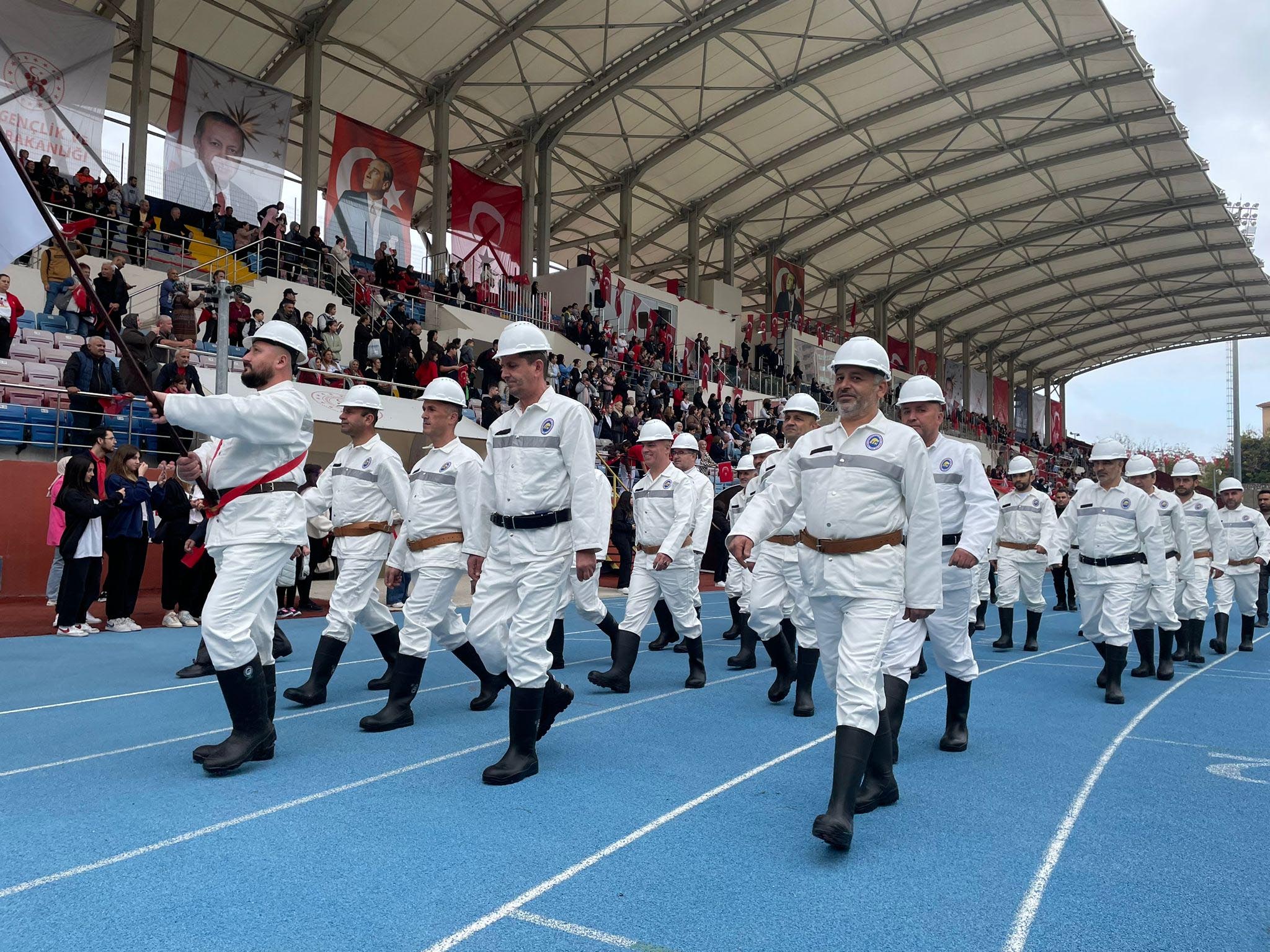 Zonguldak’taki törende madenciler, beyaz kıyafetleri ve baretleriyle yürüdü