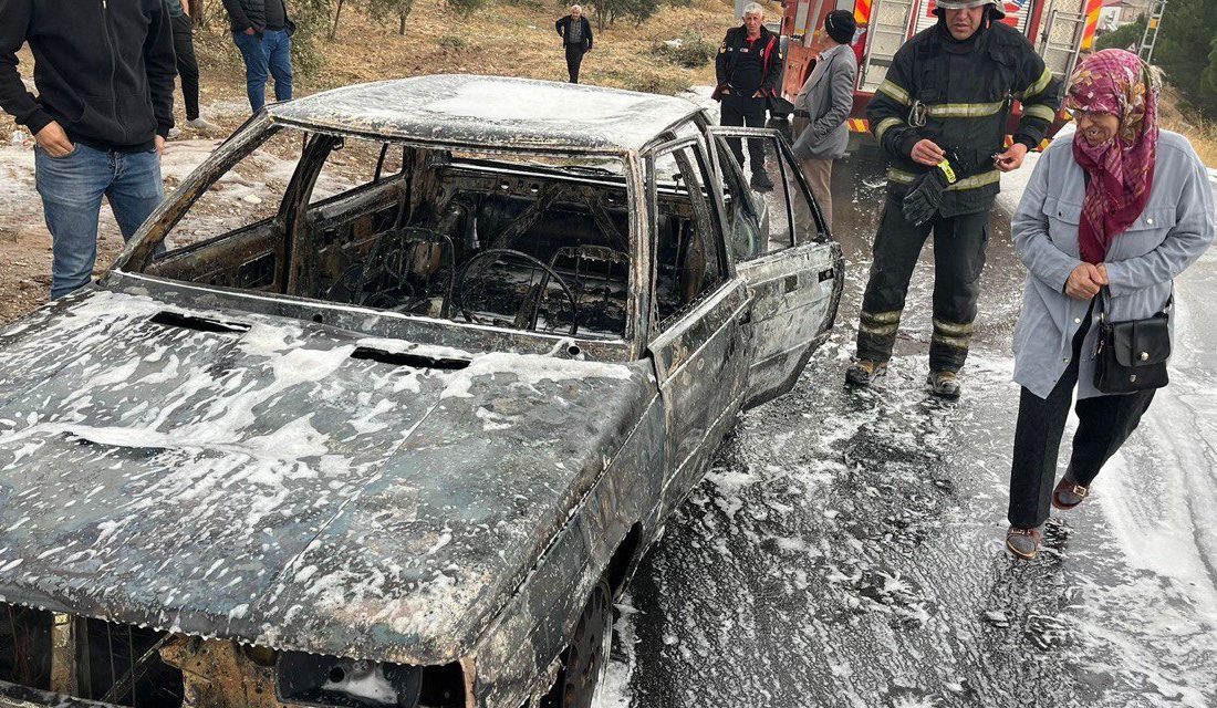 Kahramanmaraş’ta yol kenarına park edilen otomobilde çıkan yangın maddi hasara