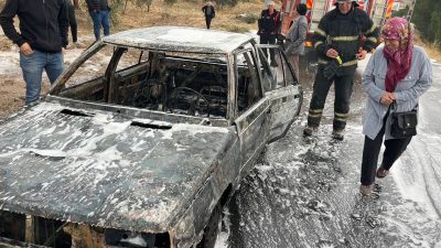 Kahramanmaraş’ta yol kenarına park edilen otomobilde çıkan yangın maddi hasara