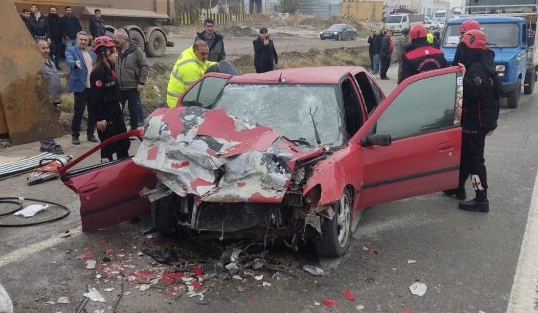 Kahramanmaraş’ta otomobilin tıra arkadan çarpması sonucu yaşanan trafik kazasında 2