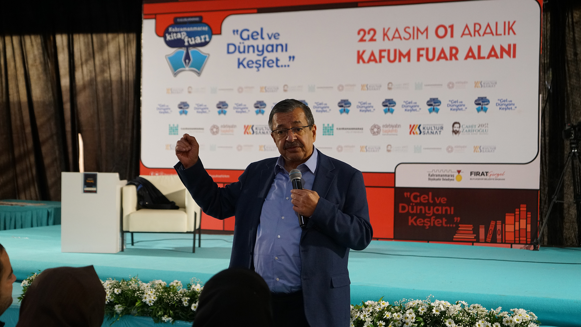 Hayati İnanç, 9. Uluslararası Kahramanmaraş Kitap Fuarı’nda Okurlarıyla Buluştu Hayati Inanc Soylesisi (6)