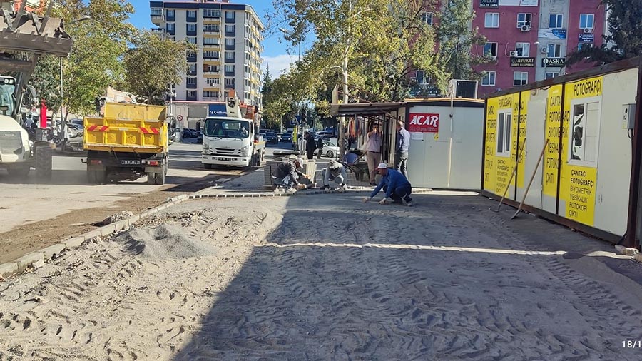 Büyükşehir Belediyesinin mobil ekibi, şehrin muhtelif yerlerinde deforme olan yürüyüş