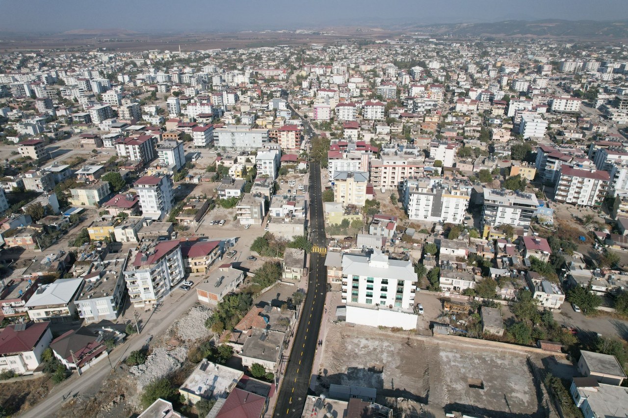 SICAK ASFALT SERIMI TAMAMLANAN HILMI KARABORAN CADDESI YENILENEN YUZUYLE GOZ DOLDURUYOR (1)