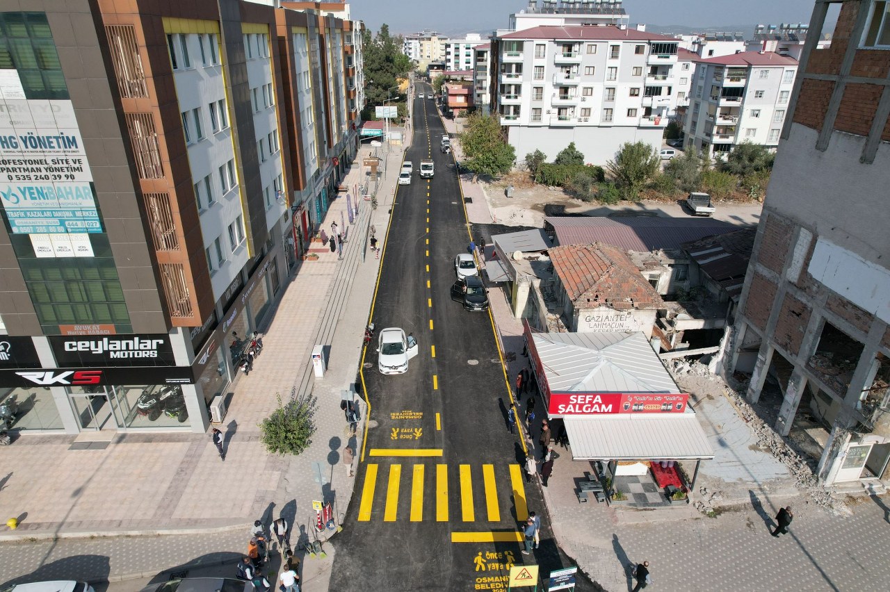 SICAK ASFALT SERIMI TAMAMLANAN HILMI KARABORAN CADDESI YENILENEN YUZUYLE GOZ DOLDURUYOR (6)