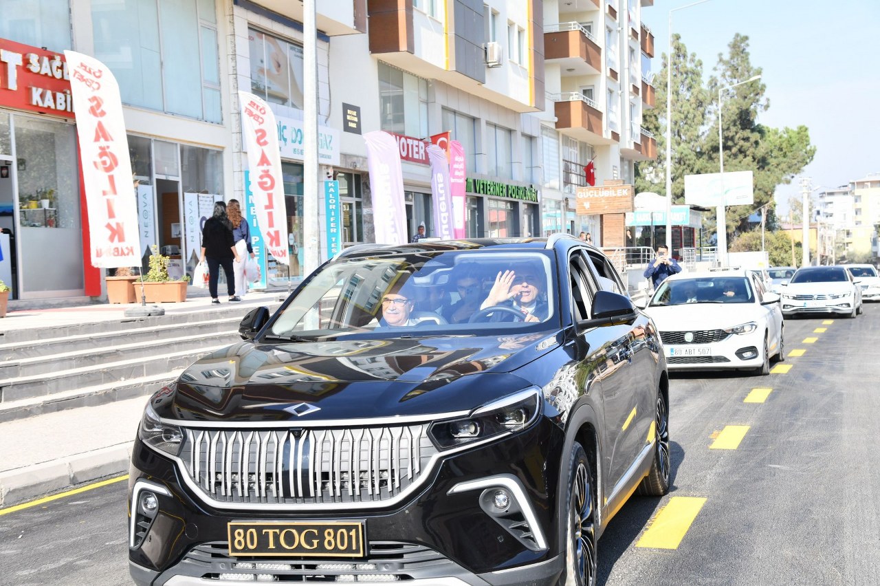 SICAK ASFALT SERIMI TAMAMLANAN HILMI KARABORAN CADDESI YENILENEN YUZUYLE GOZ DOLDURUYOR (7)