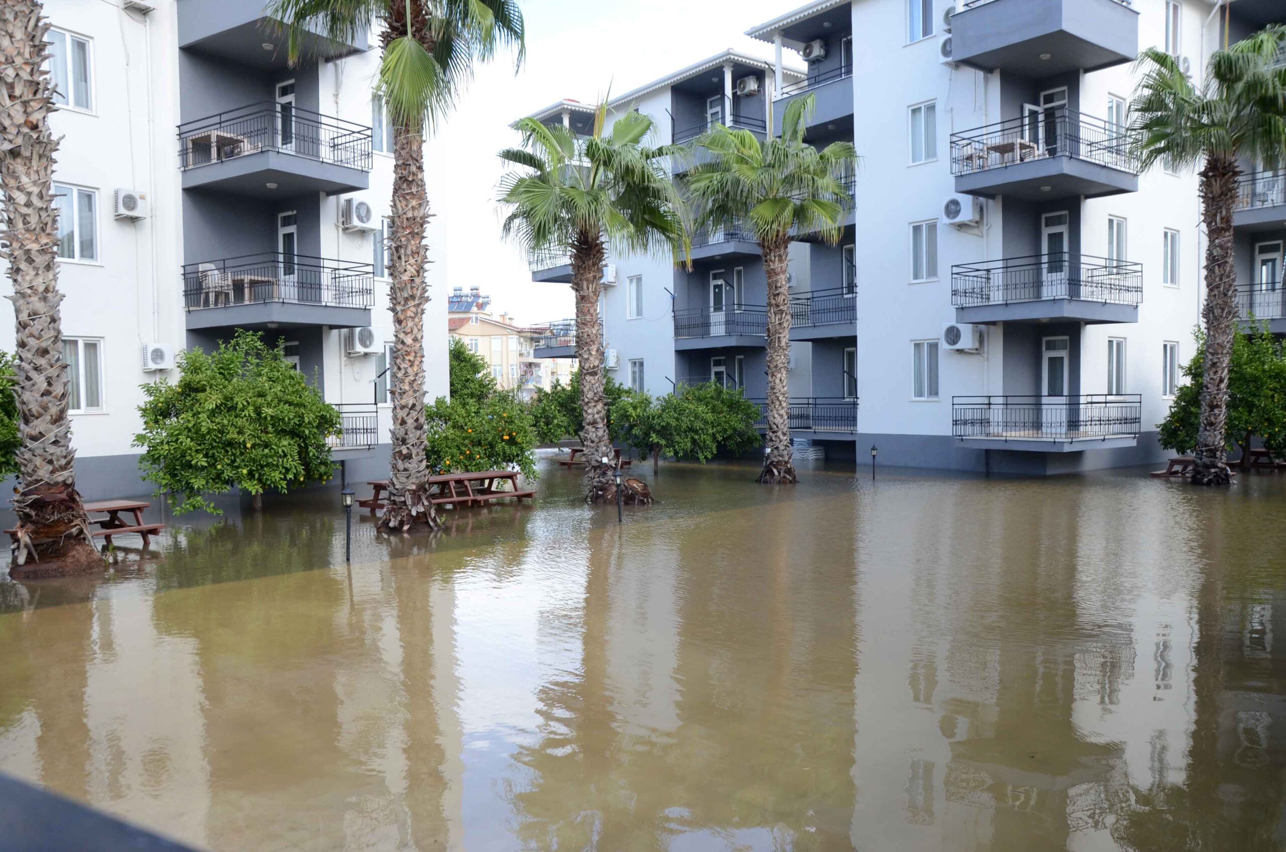 Antalya'da su basan alanlarda temizlik ve tahliye çalışması