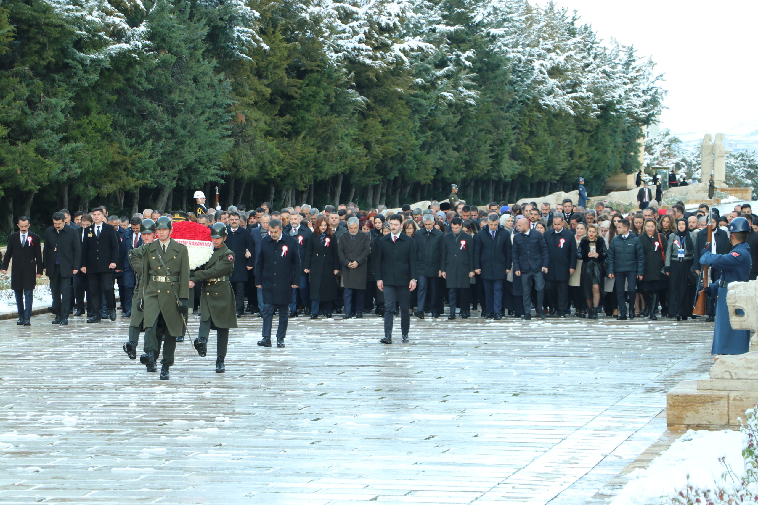 Bakan Tekin, öğretmenlerle Anıtkabir'i ziyaret etti