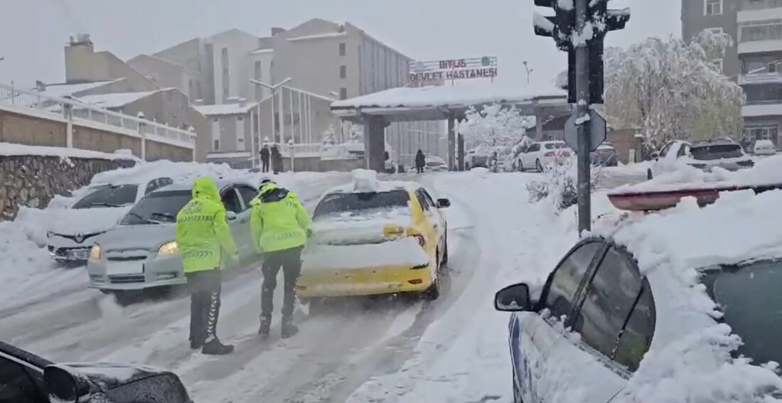 KAR TRAFİĞİ AKSATTI, YOLDA