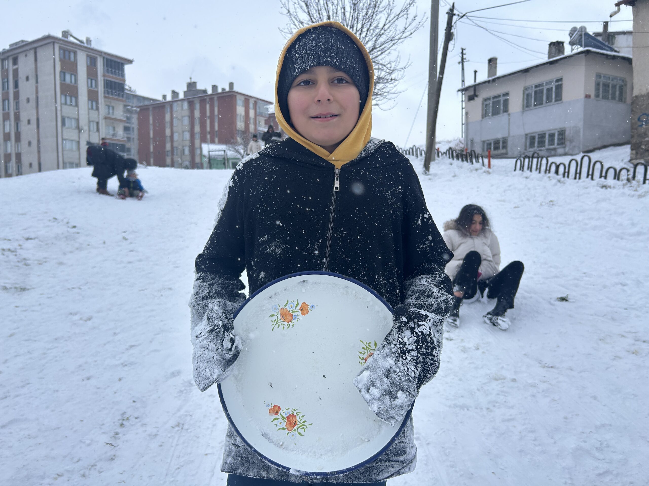 Çocukların 'tepsili' kayak keyfi