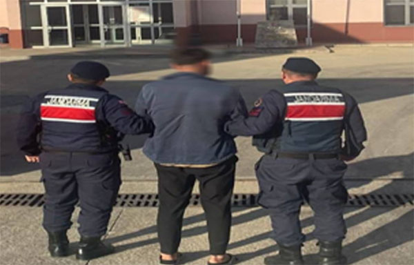 KADİRLİ’DE HAPİS CEZASI BULUNAN KİŞİ YAKALANDI Kadirli’de hakkında 18 yıl 9 ay hapis cezası bulunan bir