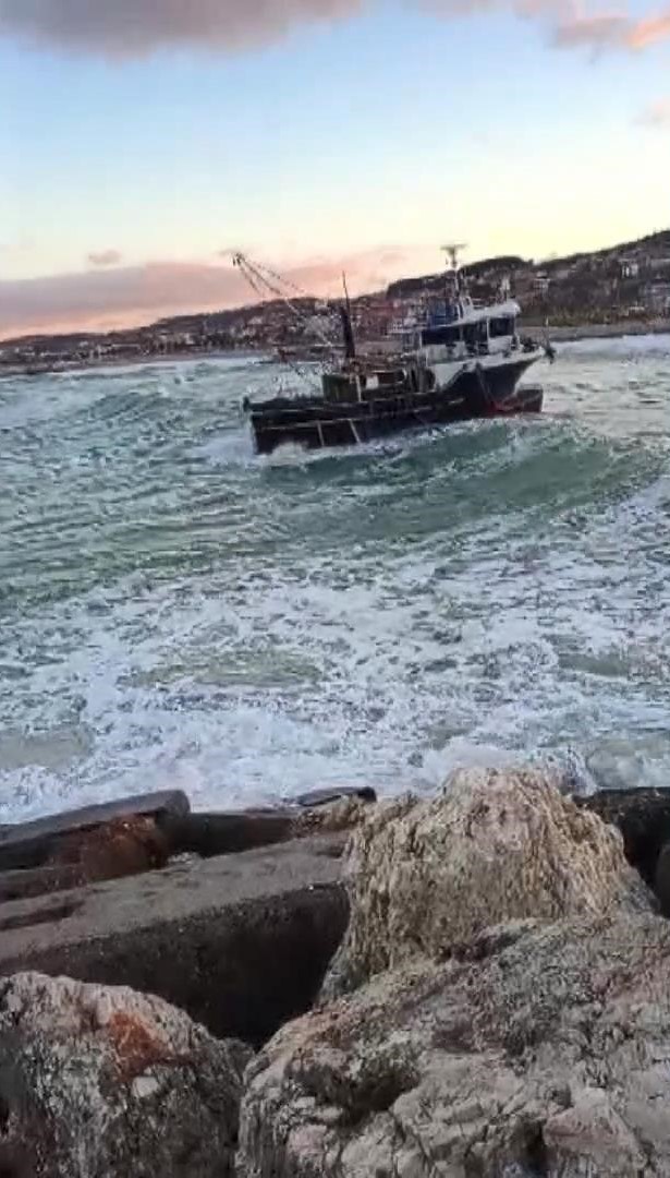 İstanbul Arnavutköy'de balıkçı teknesinin dalgalarla mücadelesi kamerada