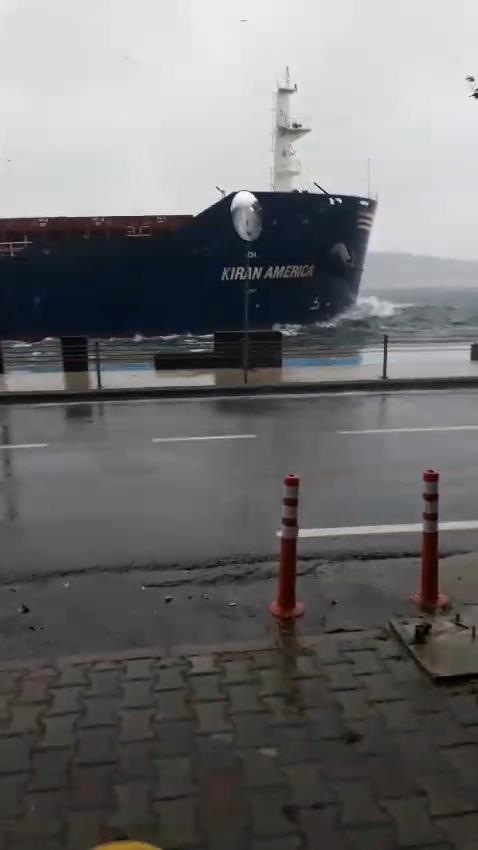 İstanbul Beykoz'da sürüklenen gemi kıyıya çarpmaktan son anda kurtuldu 1