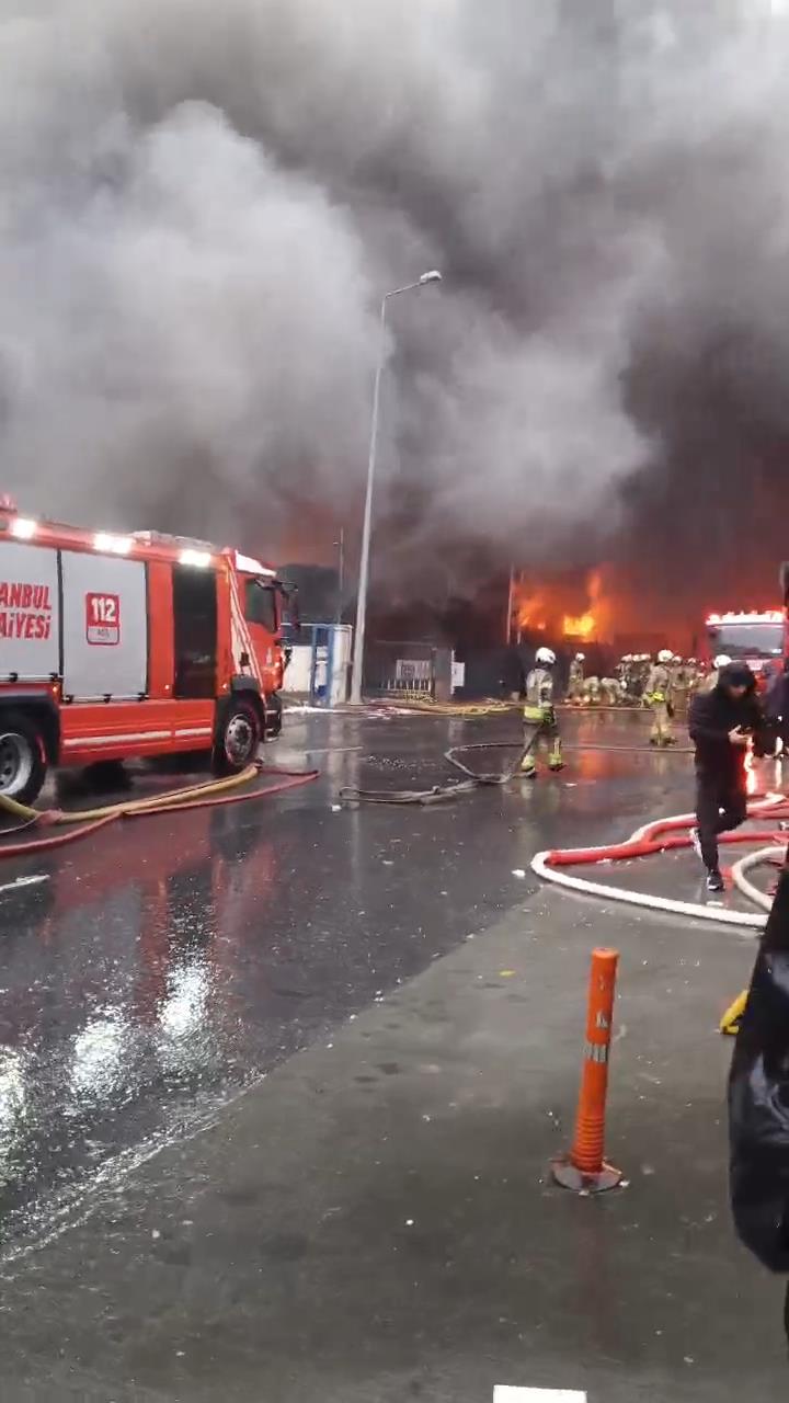 İstanbul Beylikdüzü'ndeki fabrika yangınına müdahale sürüyor; duman gökyüzünü kapladı