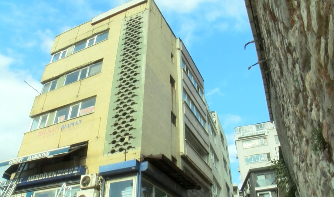 Hasan YILDIRIM-Ahmet YEŞİLMEN/İSTANBUL, – BEYOĞLU’nda 5 katlı binasın terasından düşen