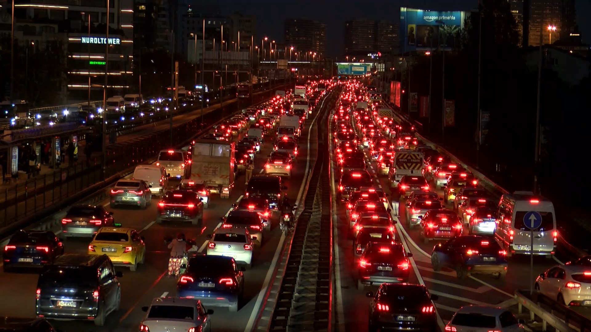 İstanbul İstanbul’da haftanın son iş gününde trafik yüzde 80’e ulaştı