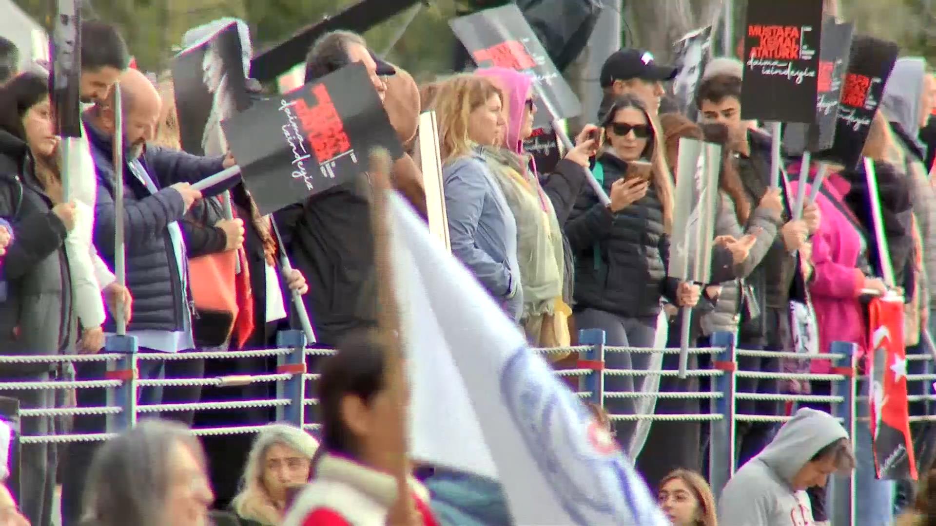 İstanbul Kadıköy'de Ata'ya Saygı Zinciri