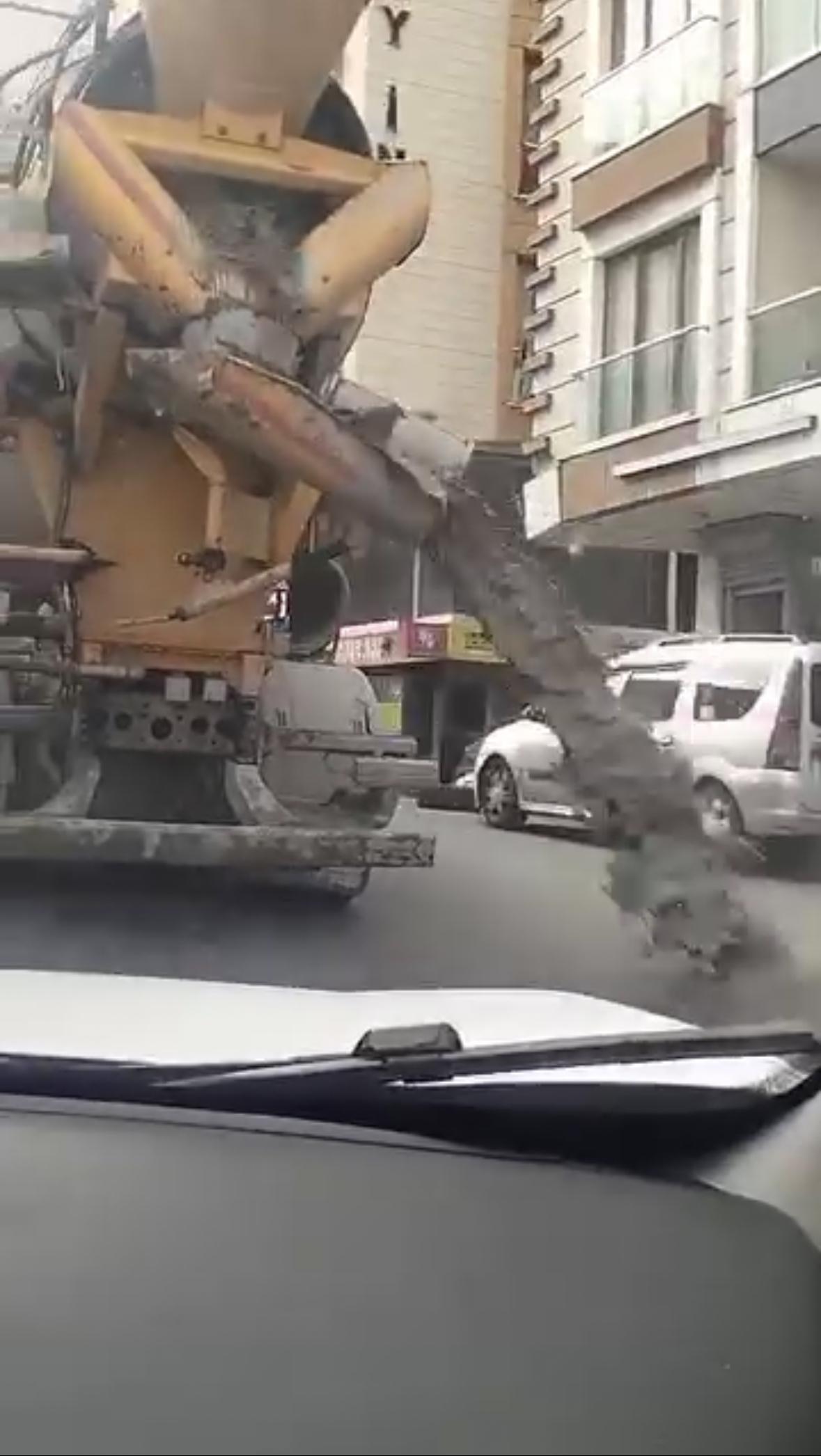 İstanbul Kağıthane'de beton mikseri yola harç dökerek ilerledi