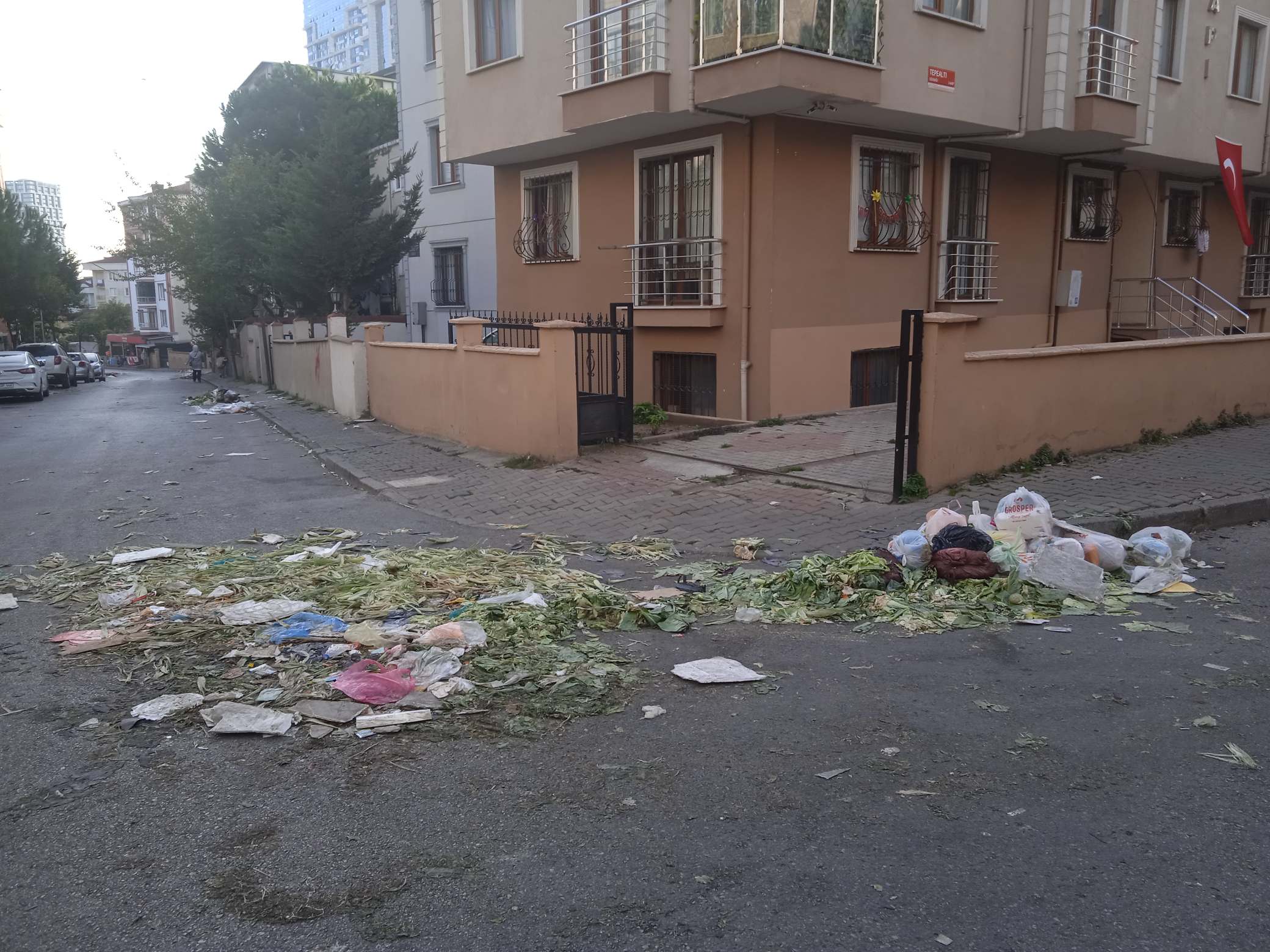 İstanbul Kartal'da temizlik işçilerinin grev kararının ardından sokaklarda çöp yığınları oluştu