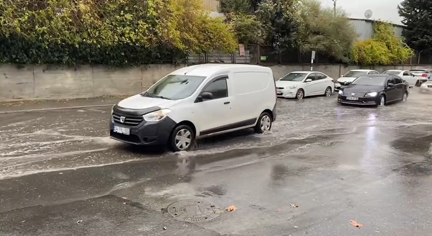 İstanbul Küçükçekmece’de sağanak yağış sonrası cadde göle döndü