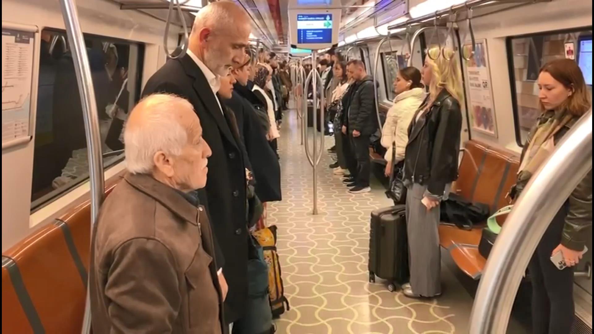 İstanbul Metroda saat 09.05'te Ata'ya saygı duruşu