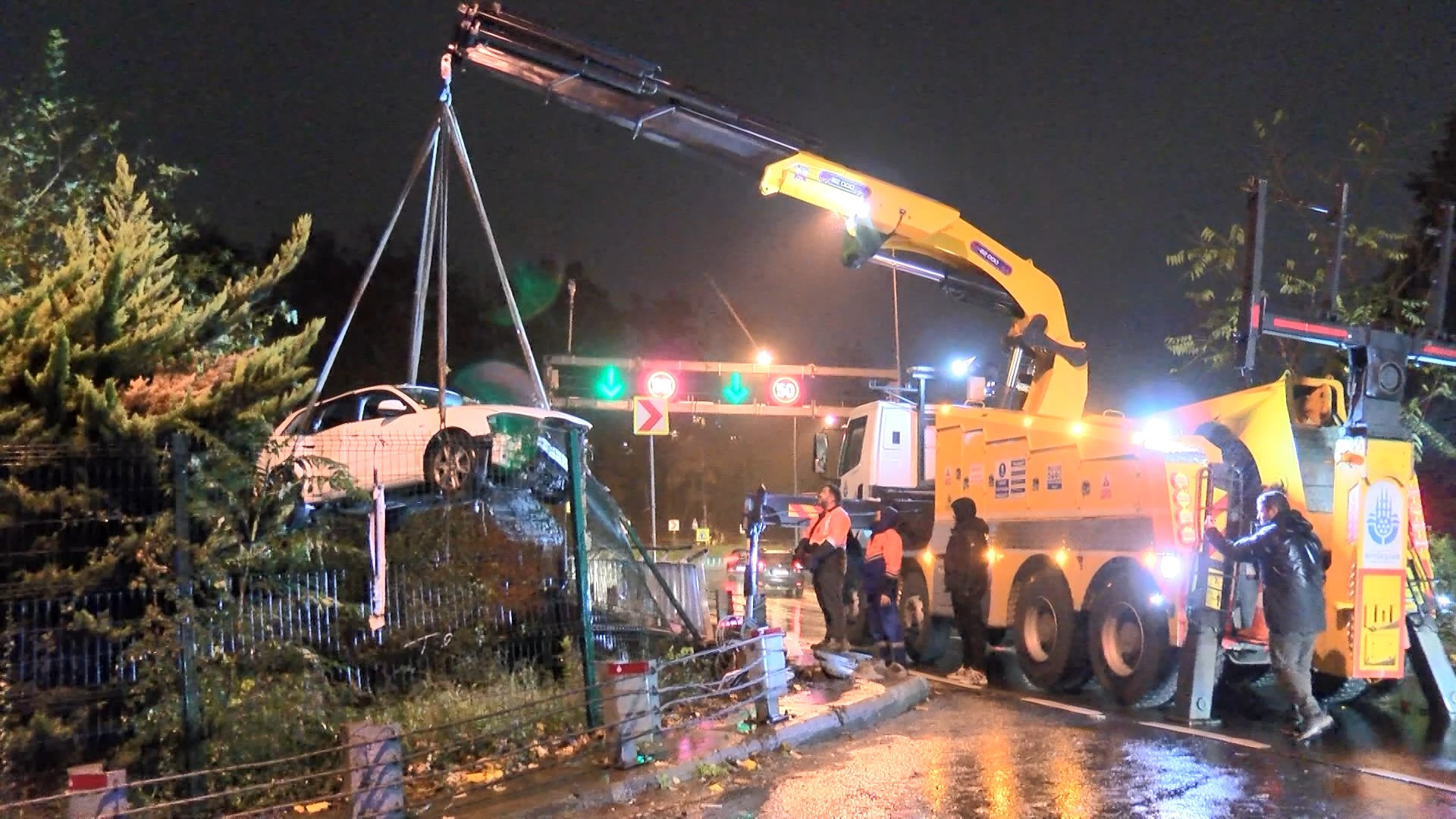 İstanbul Sarıyer’de virajı alamayan otomobil şarampole uçtu