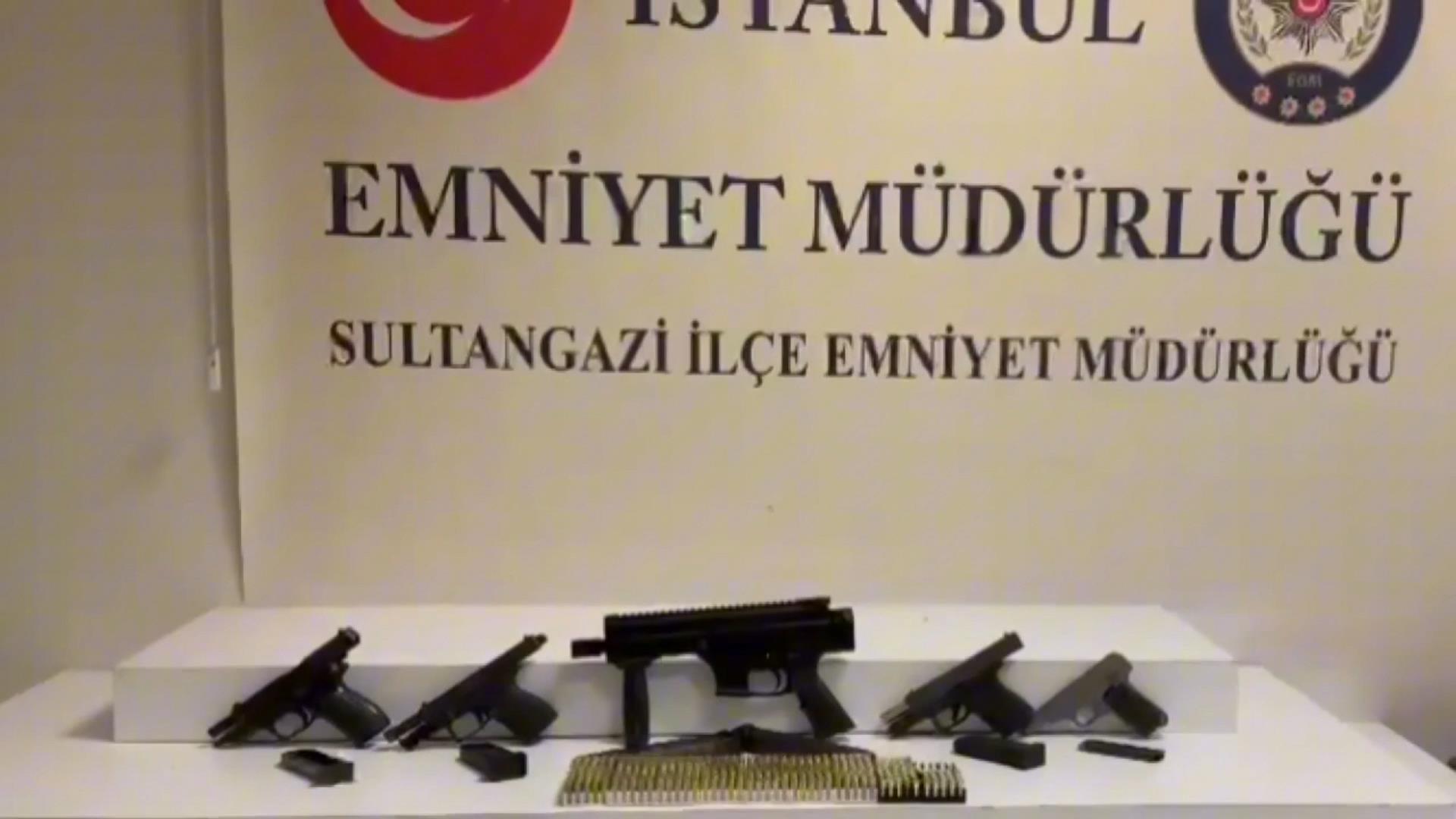 İstanbul Sultangazi’de kafede silah kaçakçılarına operasyon