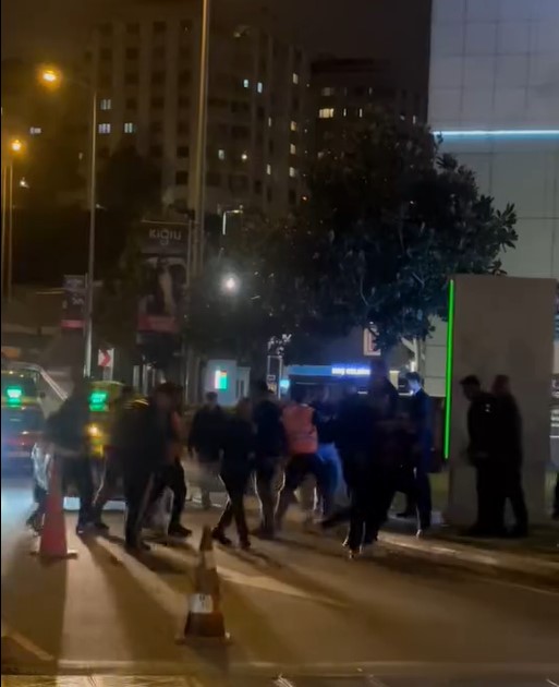 Dilara ŞAHİN/İSTANBUL, – ÜSKÜDAR’da bulunan bir AVM’nin önünde, iddiaya göre