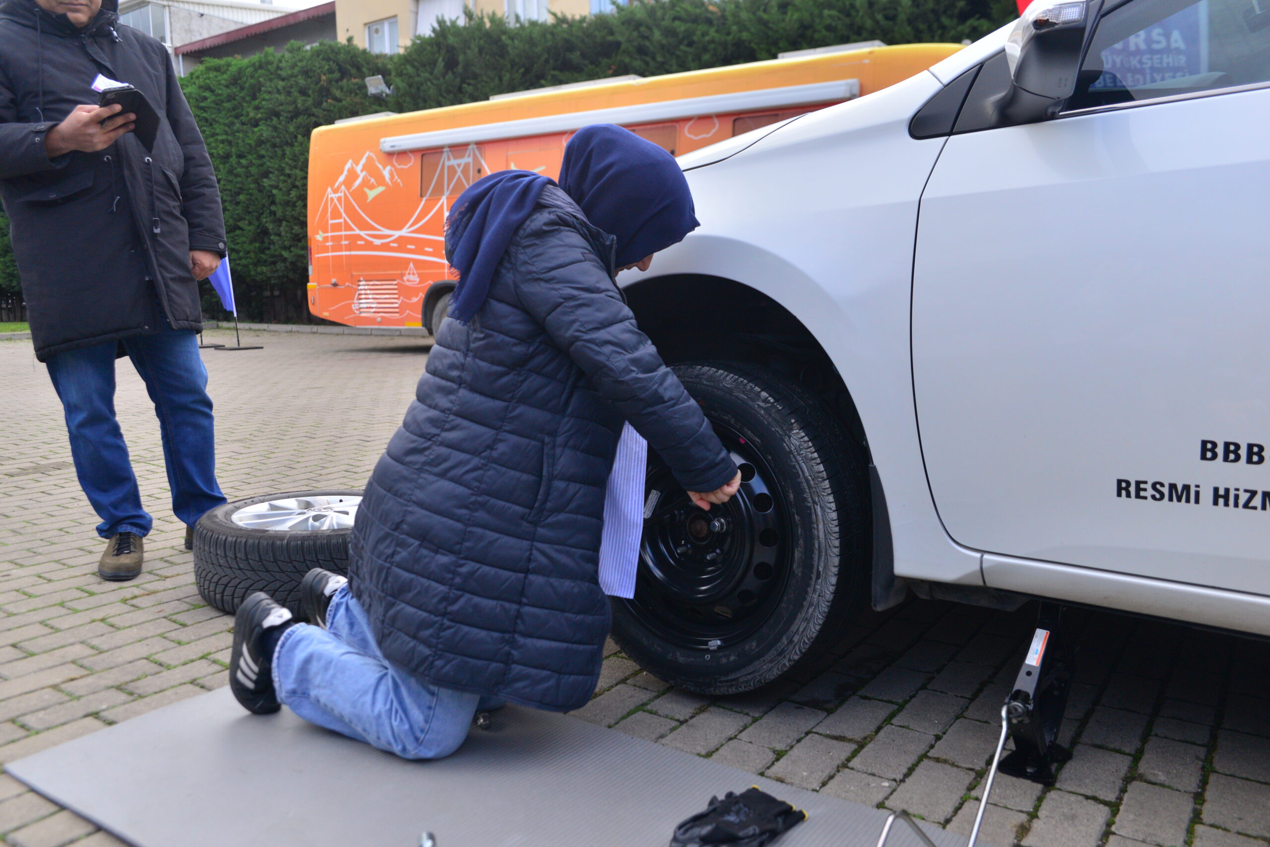 Kadına şiddete rol değişimiyle dikkat çektiler; erkekler dikiş dikti, kadınlar lastik değiştirdi