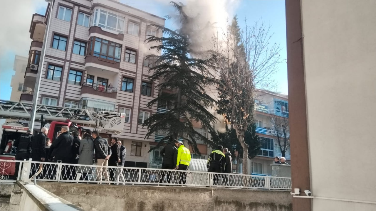 Mahalleyi havaya uçurmakla tehdit etmişti; ateşe verdiği evinde öldü